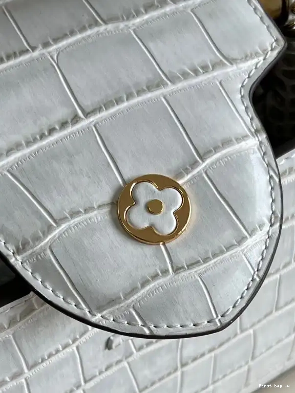 First bag ru BB CAPUCINES VUITTON LOUIS 0612